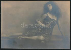 cca 1930-1940 Teljes átéléssel, Szentpál Olga tánccsoportjának egy tagja a színpadon, jelzetlen vintage fotó Szentpál Olga hagyatékából, 10x15 cm