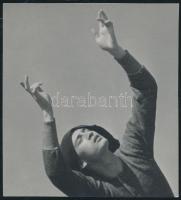 cca 1930-1940 Az ég imádása, jelzetlen vintage fotó Szentpál  Olga hagyatékából, felülete nem hibátlan, 12x11 cm