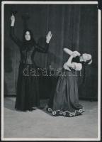 1938 Merényi Lea (Szentpál Olga tánccsoport) színpadi jelenete, jelzetlen vintage fotó Szentpál Olga hagyatékából, feliratozva, a kép sarka hiányzik, 17x13 cm