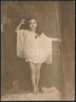 cca 1920-1930 Diskay fotóműterem: Kis balerina, hidegpecséttel jelzett vintage fotó, 19x14 cm