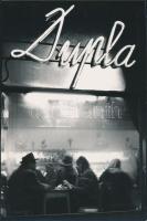 cca 1960 Magyar Alfréd: Eszpresszó, vintage budapesti életkép, feliratozva, a szerző archívumából, 30x19 cm