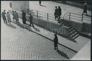 cca 1930-1940 Budapest, Sétálók a bécsi kapu alatt, jelzetlen fotó, 9x14 cm