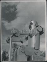 1940 Korschelt Miklós (1900-1982): A gépember, pecséttel jelzett vintage fotó, négy sarkában gombostű lyuk, 24x18 cm