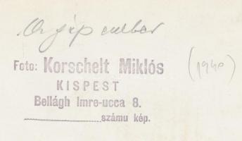 1940 Korschelt Miklós (1900-1982): A gépember, pecséttel jelzett vintage fotó, négy sarkában gombost...