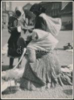cca 1930-1940 Gaál Margit(1913-1999): Batyusok a Vámház téren, aláírt vintage fotó, lágyító előtéttel, 24x18 cm