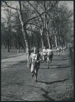 1953 Bojár Sándor (1914-2000): Serdülők mezei futóbajnokság, pecséttel jelzett vintage fotó, a Sport és Testnevelésben publikálva, 18x13 cm