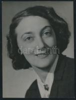 cca 1940 Angelo: Rosthy Magda (1909-1984) színésznő portréja (a színésznőről eddig nagyon kevés fénykép került elő), pecséttel jelzett vintage fotó, 12x9 cm