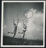 cca 1930-1940 Dr. Csörgeő Tibor (1896-1968): Karika gyakorlat a szabadban, jelöletlen vintage fotó a szerző hagyatékából, 6x5,5 cm