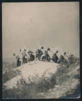 cca 1920-1930 Angelo: Szentpál Olga tánccsoportja a szabadban, jelöletlen vintage fotó Szentpál Olga hagyatékából, két sarkán hajtásnyom, 9,5x7,8 cm