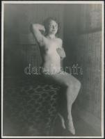 cca 1920-1930 Akaratlan mozdulatok, finoman erotikus fénykép, 24x18 cm / cca 1920-1930 Nude photo, 24x18 cm