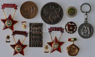 16db szocialista kitüntetés, emlékérem, plakett és jelvény, benne "Munka Érdemrend ezüst fokozata" dísztokban, "Kiváló Dolgozó" kitüntetések, a "Budapest Városépítési Tervező Vállalat" plakettjei T:vegyes