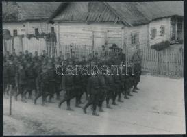 1942 Thöresz Dezső (1902-1963): Fából készült ukrán házak. A 2. magyar hadsereg kivonulása a Don-kanyarhoz, 12x17 cm