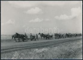 1942 Thöresz Dezső (1902-1963) Lóvontatta hadsereg. A 2. magyar hadsereg kivonulása a Don-kanyarhoz, 12x17 cm