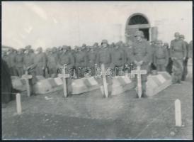 1942 Thöresz Dezső (1902-1963): Temetési szertartás. A 2. magyar hadsereg kivonulása a Don-kanyarhoz, 12x17 cm