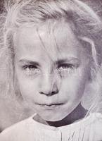 Magyar fényképezés 1939. Photographie Hongroise. Hungarian photography. Das Ungarische Lichtbild. Bp., 1938. Officina. 31 + [1] p. + 40 (80) t. (képanyag). Folio. Az első magyar fotóévkönyv. A könyvet Kinszki Imre, Seiden Gusztáv és Vadas Ernő közreműködésével Rosner Károly szerkesztette. Négynyelvű szöveggel. Hibás gerinccel. / In 4 languages, with damaged spine