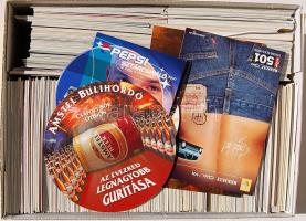 Nagyméretű cipősdoboz tele modern magyar reklámlapokkal