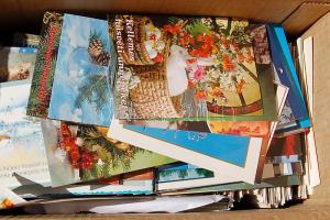 Kartondoboz tele modern üdvözlőlapokkal