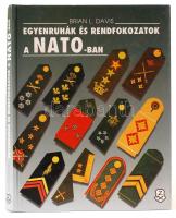 Davis, Brian L.: Egyenruhák és rendfokozatok a NATO-ban, történet és szervezeti felépítés. Bp., 1999, Zrínyi. Sok képpel és ábrával illusztrált, kiadói kartonált kötés, jó állapotban.