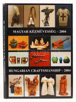 Magyar kézművesség-2004. Bp., 2004, A Magyar Kézművességért Alapítvány. Színes fotókkal illusztrált, kiadói kartonált kötés, jó állapotban.