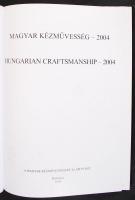 Magyar kézművesség-2004. Bp., 2004, A Magyar Kézművességért Alapítvány. Színes fotókkal illusztrált,...