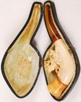 Vadász jelenetes Nyitrai faragott tajtékpipa, jelzett, eredeti dobozában, h:11 cm