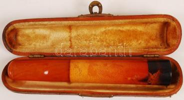 Borostyán végű tajték szipka, jó állapotban, eredeti bőr tokjában, h: 11 cm