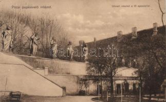 Pécs, Papnevelő Intézet, Udvar, 13 apostol szobra (EK)