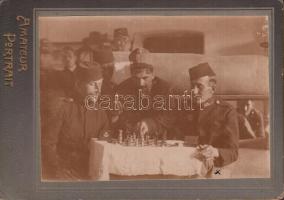 cca 1910 Sakkozó katonák a fronton fotó / Chess playing soldiers 10x14 cm