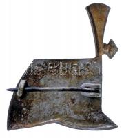 Osztrák-Magyar Monarchia ~1915. "11. Huszárezred" zománcozott tombak sapkajelvény, hátlapo...