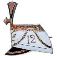 Osztrák-Magyar Monarchia ~1915. "12. Huszárezred" zománcozott tombak sapkajelvény, hátlapon "ARKANZAS" gyártói jelzéssel (27x24mm) T:2 festék hiba Austro-Hungarian Monarchy ~1915. "12th Imperial and Royal Hussar Regiment" enamelled tombac cap badge with makers mark "ARKANZAS" (27x24mm) C:XF paint error