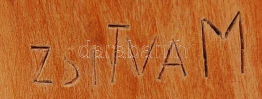 Zsitvai Miklós: Pipázó. Faragott fa, jelzett, fa rönk talapzaton, m:43 cm