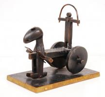 Samu Géza (1947-1990): Napszekér. Bronz, jelzés nélkül, bronz talapzaton, m:12 cm, h:14 cm