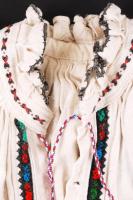 Háború előtti csángó női népviselet, Istensegíts helységből, háziszőttes, horgolt, hímzett, m:47 cm