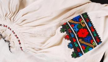 Háború előtti csángó női népviselet, Istensegíts helységből, háziszőttes, horgolt, hímzett, m:47 cm