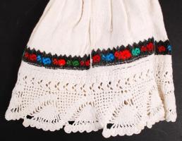 Háború előtti csángó női népviselet, Istensegíts helységből, háziszőttes, horgolt, hímzett, m:47 cm