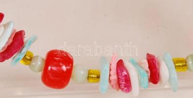 Kis bizsu tétel: 2 db nyaklánc, az egyik nagyméretű gyöngyökből, 1 db karkötő