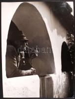 Vincze János (Kecskeméti Fotó Club): Munka után. Vintage fotó. Aláírt. 29x39 cm