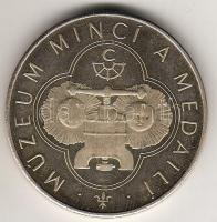 A körmöcbányai pézverő ezüst emlékérme + képeslap műanyag tokban