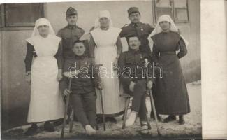 Lábadozó magyar katonák, vöröskeresztes nővérek / WWI wounded Hungarian soldiers, Red Cross nurses, photo