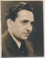 Páger Antal (1899-1986) Kossuth-díjas magyar színművész saját kezű aláírása az őt ábrázoló fotón 17x24 cm