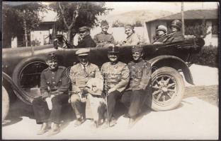 cca 1930-1940 Katonák, hölgyek, urak gépkocsival, fotóképeslap, 14x9 cm / cca 1930-1940 Soldiers, ladies, gentlemen, 14x9 cm