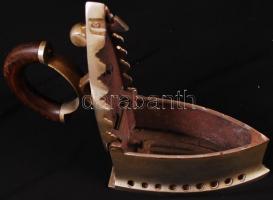 Régi öntöttvas szenes vasaló, tisztítva/ Vintage coal iron, 22x20x10cm