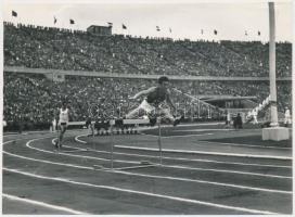 cca 1950-1960 Szovjet-magyar 400 méteres gátfutás a Népstadionban, hátoldalon feliratozva, pecséttel jelzett, 18x13 cm