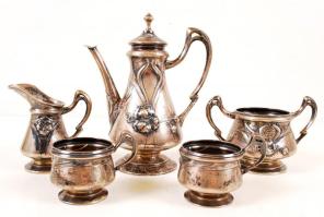 Szecessziós ezüst (Ag.) mokkás készlet, cukortartó fedele és az üvegbetét hiányzik, jelzett, mesterjeggyel (MJ), nettó: 540g /cca 1900 Silver art-nouveau coffe set. (lid of the sugar holder missing). With makers hallmark. Net 540g