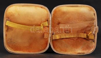 Cca 1880 ezüst (Ag.) cigarettatárca, ugró lovasokkal és patkókkal, monogramos, mesterjellel (K&W...