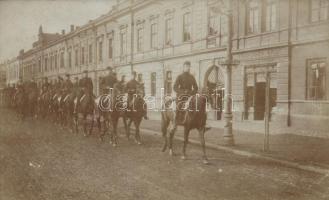 Pardubice, Pardubitz; lóháton vonuló magyar katonák / K.u.K. military, Hungarian cavalrymen, Frantisek Grof's shop, photo