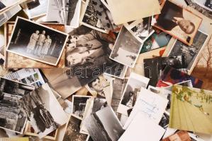 Nagy doboznyi fotós tétel: fényképezőgépek, tartozékaik, fotóalbumok és rengeteg fénykép / large pho...