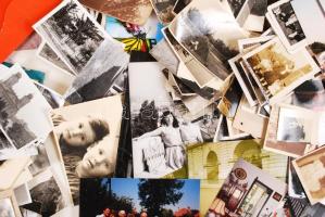 Nagy doboznyi fotós tétel: fényképezőgépek, tartozékaik, fotóalbumok és rengeteg fénykép / large pho...