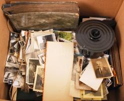 Nagy doboznyi fotós tétel: fényképezőgépek, tartozékaik, fotóalbumok és rengeteg fénykép / large pho...