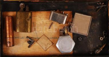 Háború előtti öngyújtó és tartozék tétel fa dobozban